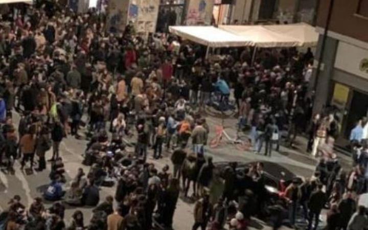 Notte di movida, notte di paura: diciottenne pestata da quattro minorenni e rapinata mentre tutto viene filmato