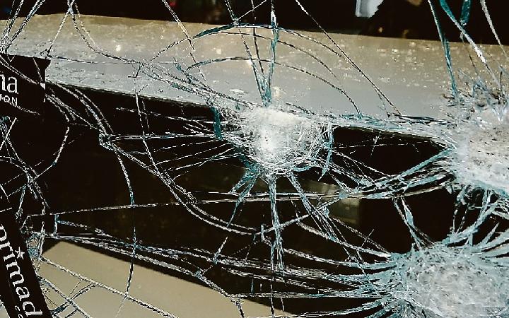 danni negozi anarchici