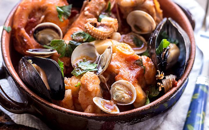 Pesci e frutti di mare freschiper il cacciucco alla livornese