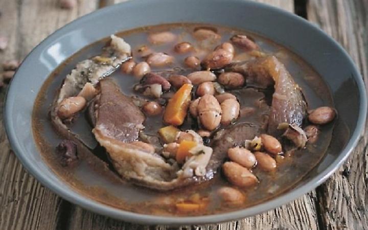 La tofeja, la zuppa di legumigustata con cotenna di maiale