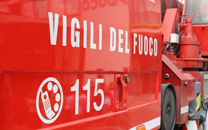 Incidente sulla A5 Torino-Aosta: camion carico di frutta si ribalta a Foglizzo