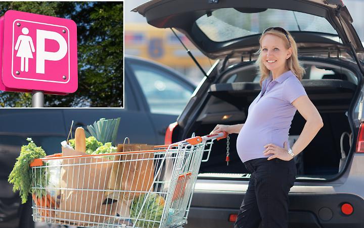 Torino sperimenta i "parcheggi rosa" nel 2025: stalli senza permessi, si punta al senso civico