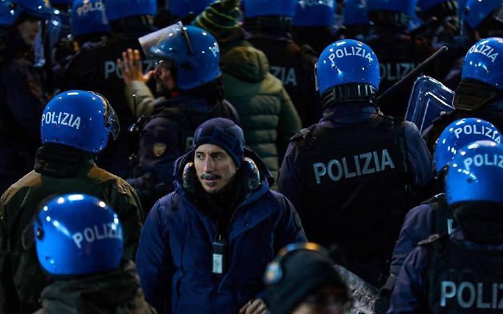 Il regista della serie, Michele Alhaique, durante le riprese (Fonte NETFLIX)