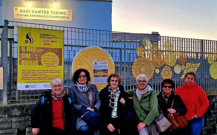 Carmagnola: un'installazione di 300 centrini gialli per l'8 Marzo