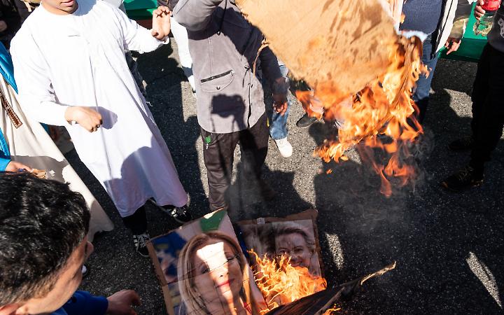 Ramadan, dopo il rito sfilano e bruciano la foto di Meloni