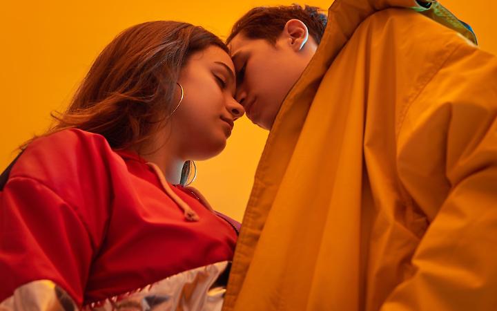 "Io & Tu": un viaggio teatrale tra poesia e adolescenza