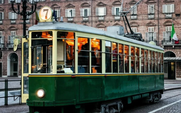 Torino si accende dal tram storico: viaggio serale tra le Luci d&rsquo;Artista il 9 gennaio