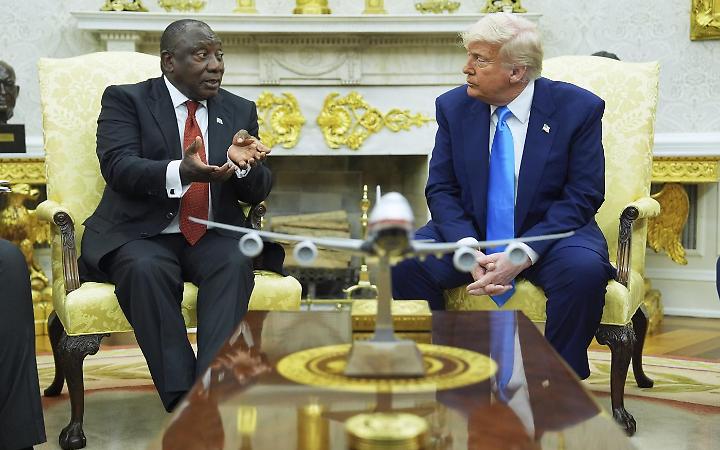 Trump accusa il Sudafrica di "genocidio dei bianchi": scontro alla Casa Bianca con Ramaphosa