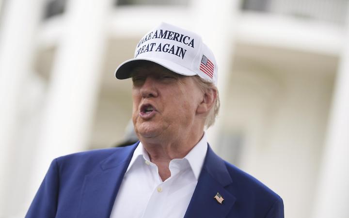 Un giudice statunitense blocca la politica sui passaporti di Trump contro le persone transgender