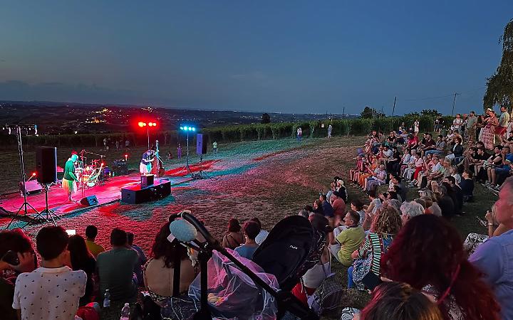 Un omaggio ai Queen tra le colline astigiane: Queen Size in concerto all’Anfiteatro Naturale San Michele