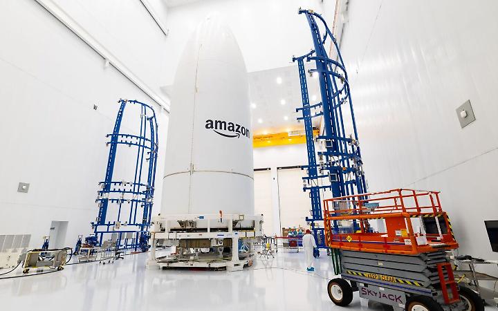 Amazon rilancia la sfida nello spazio: altri 24 satelliti Kuiper in orbita, grazie a SpaceX
