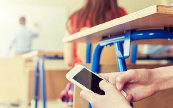 Niente più cellulare in classe: ma cosa rischiano gli studenti?