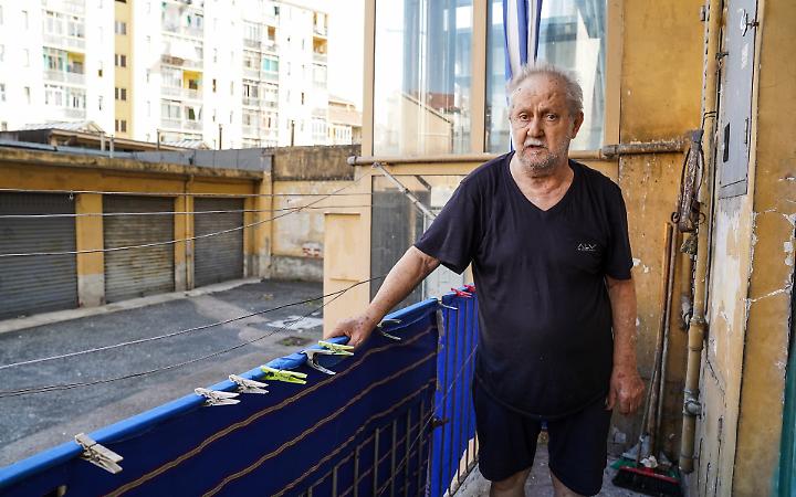 Pietro Giancaspero ha 84 anni e vive al piano terra di via Onorato Vigliani 189 