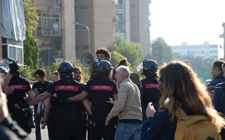 Torino, contestato Valditara: cori, fischi e tensione con la polizia