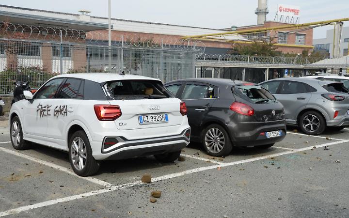 Torino, distrutte le auto dei lavoratori. Chi paga ora? LE FOTO