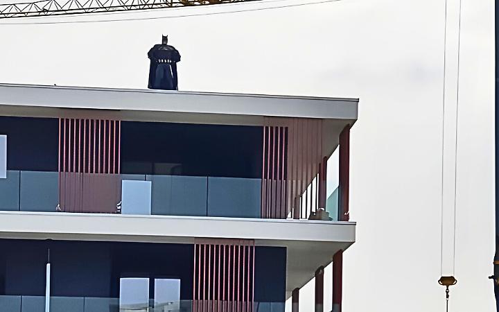 E sui tetti di Orbassano spunta Batman