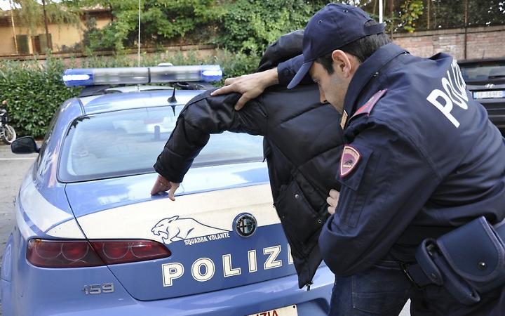 Via Genova, sfascia la serranda e ruba nella pizzeria