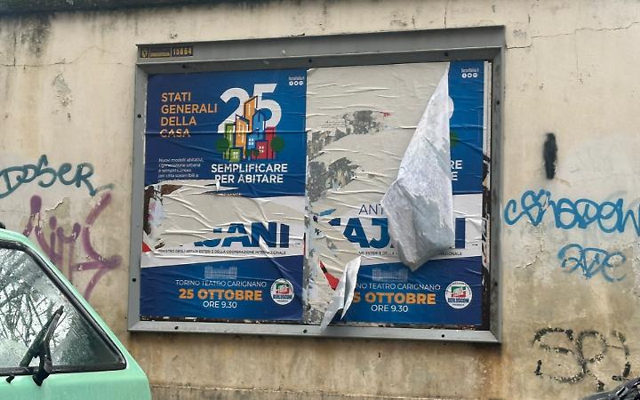 Forza Italia, manifesti strappati e Tajani è nel mirino dei pro Pal