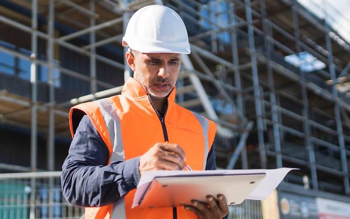 Badge digitale nei cantieri e stop stage a rischio: il piano del governo per fermare la strage sul lavoro