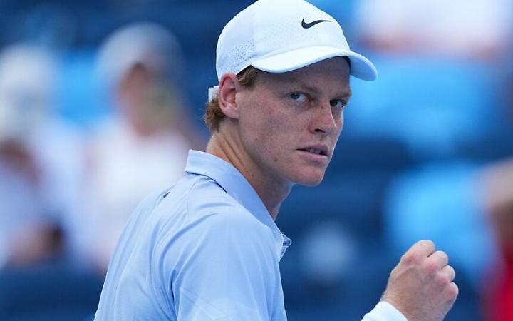 A Parigi Jannik Sinner senza avversari, nei quarti travolge Ben Shelton in due set