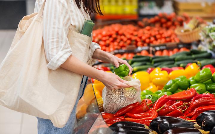 Prezzi, l&rsquo;Italia in equilibrio precario: il 77% teme di non farcela