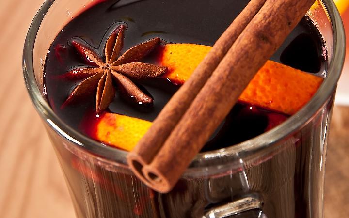Vin brulè: ecco la storia della bevanda calda delle feste (che risale agli Antichi Romani)