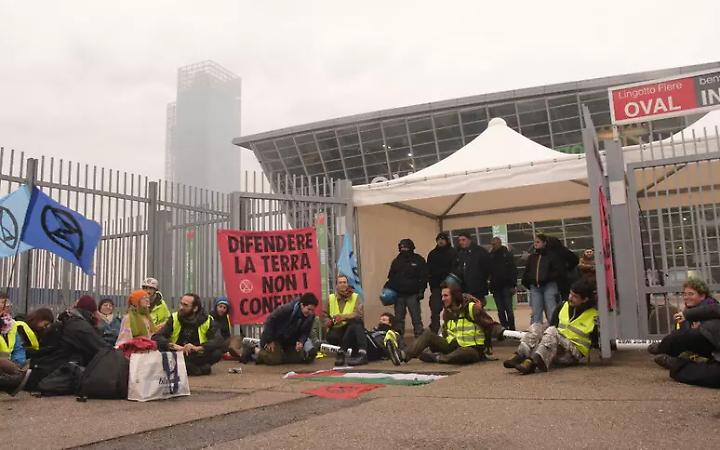Extinction Rebellion blocca l’ingresso dell’Aerospace & Defense Meetings al Lingotto