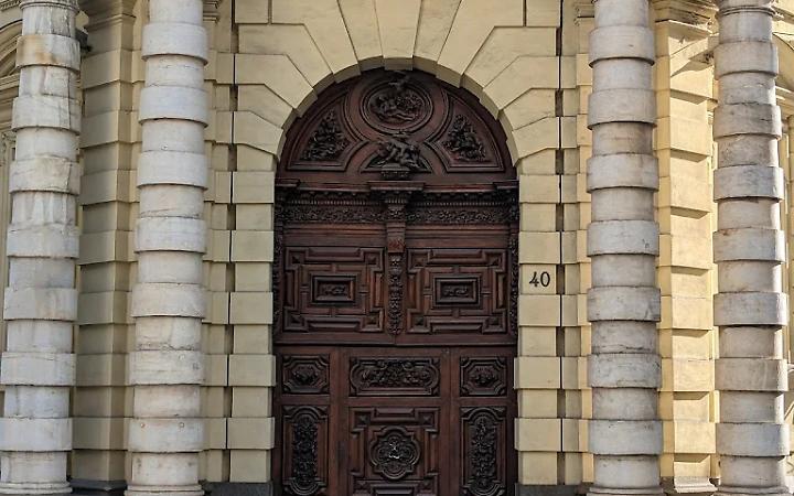 A Torino c'&egrave; il &ldquo;Portone del Diavolo&rdquo; ma molti non lo sanno