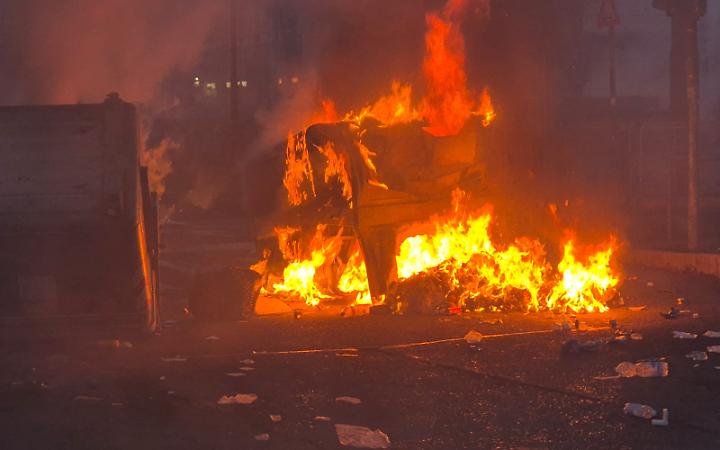 Aska, guerriglia in strada a Torino. Barricate, cassonetti in fiamme e razzi contro la polizia LE FOTO