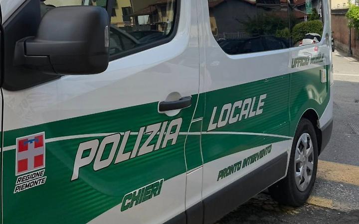 Auto fuori strada a Chieri, ferito lieve un uomo di 60 anni