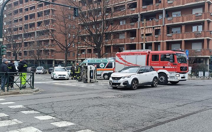 Paura al Lingotto: minivan si ribalta, conducente illeso e traffico in tilt
