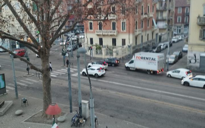 Giardino delle Tre Lanterne: mercatini abusivi, rifiuti e luci nuove dopo i controlli