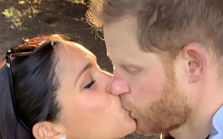 Serie Tv con Meghan e Harrye Buckingham Palace trema