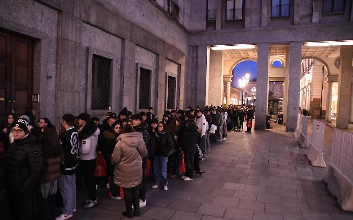 Code chilometriche in centro a Torino: la citt&agrave; in delirio per Kid Yugi