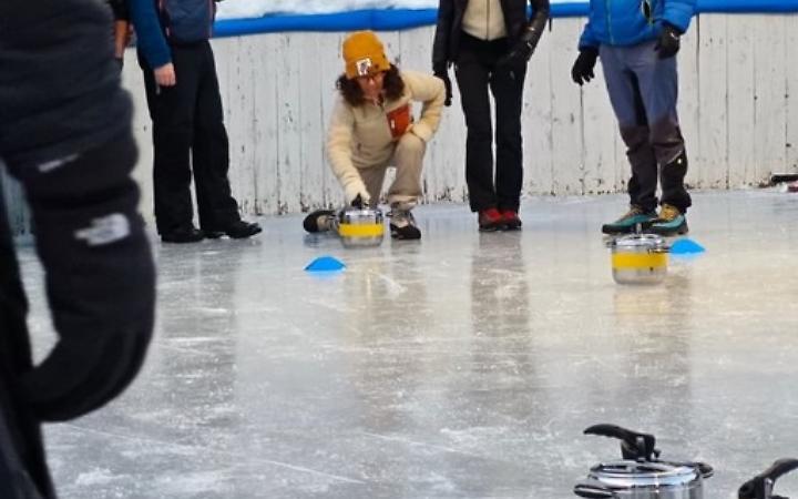 A Macugnaga il curling si gioca con le pentole a pressione