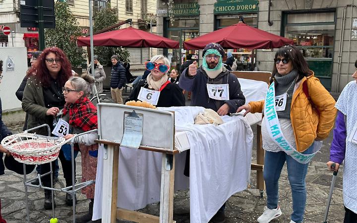 A Torino una &ldquo;maratona in barella&rdquo; per protestare contro la chiusura del poliambulatorio