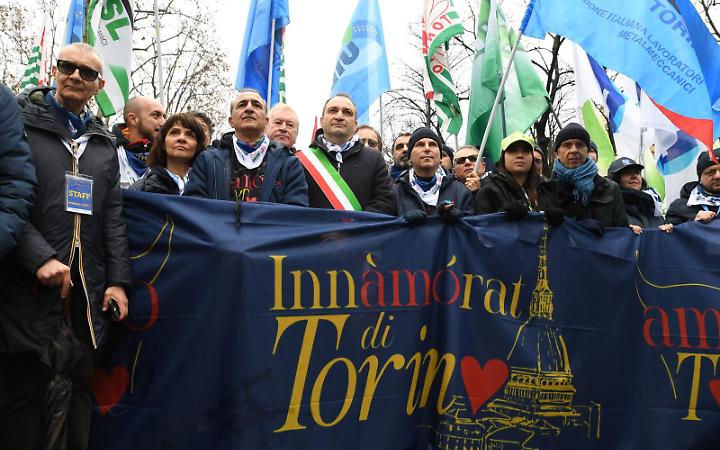 Il corteo per il rilancio di Mirafiori: "per sopravvivere servono almeno 200mila vetture l'anno"