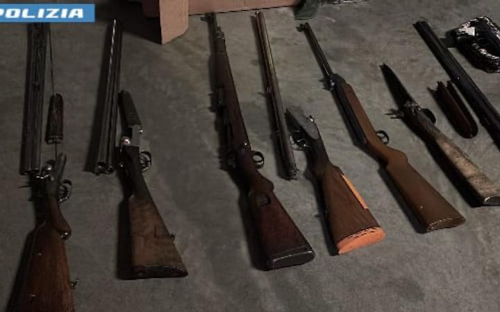 Torino, coppia arrestata per armi e oggetti rubati: il blitz della polizia smantella il giro
