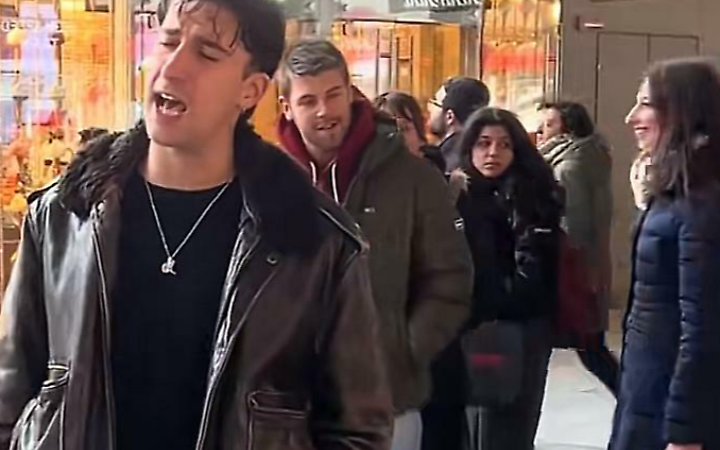 La &ldquo;serenata&rdquo; a Porta Nuova ha sorpreso i torinesi - VIDEO