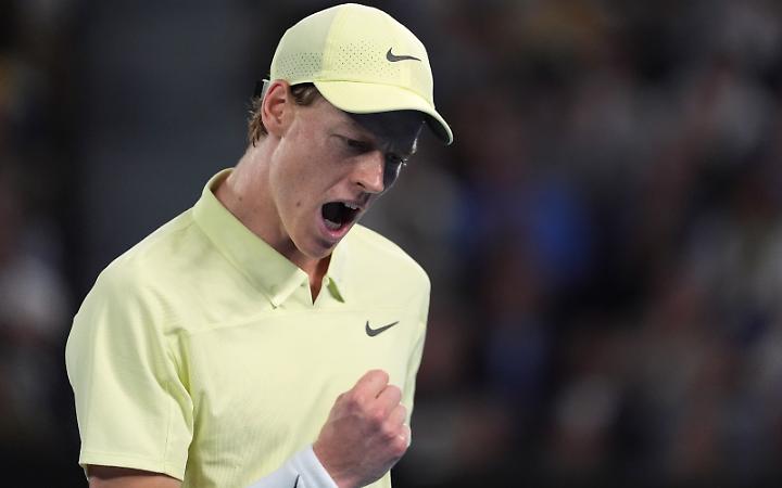 A Doha Jannik Sinner supera in due set Alexei Popyrin e nei quarti trover&agrave; Jakub Mensik