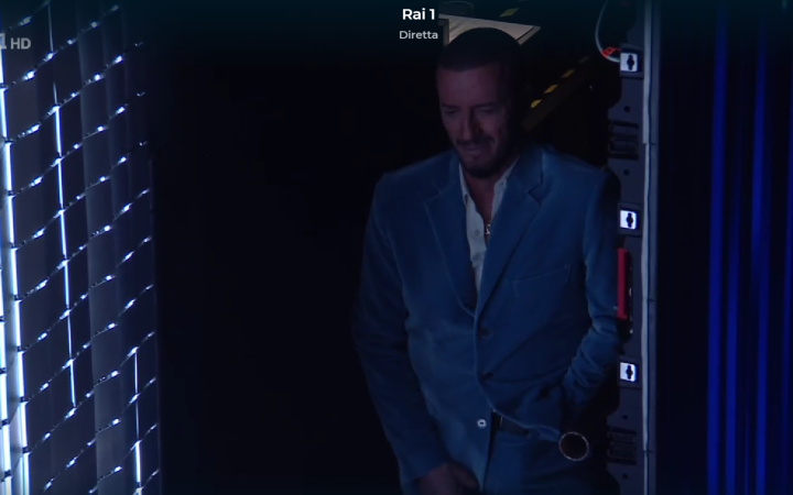 Beccato, ma cosa stava facendo Raf?