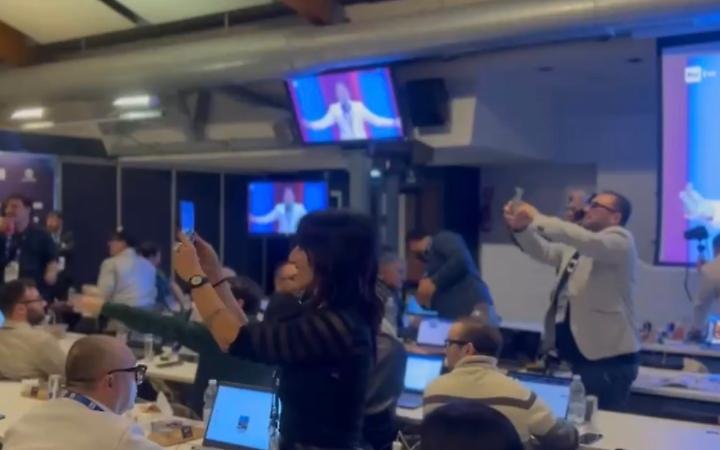 &Eacute; lui il vero vincitore: tutta la sala stampa balla!