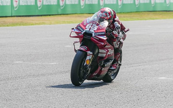 Bagnaia, debutto amaro in Thailandia: soffre l'ultimo anno in Ducati mentre l'Aprilia gi&agrave; vola verso il futuro