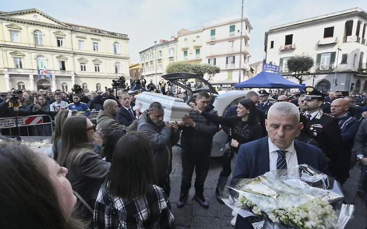 Funerali a Nola per il piccolo Domenico, presente anche il premier Meloni