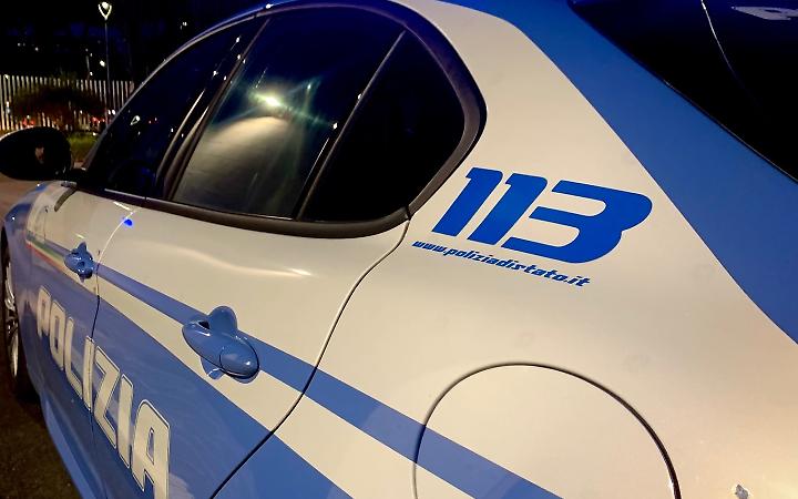 Torino, volante della polizia circondata durante il fermo di un presunto scippatore