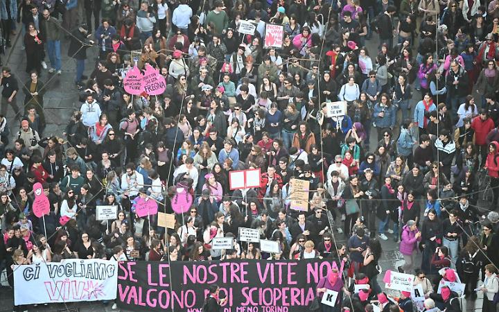 Non Una Di Meno invade Torino: il corteo attraversa il centro per l'8 marzo