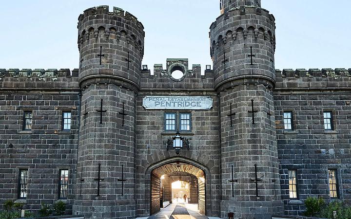 Soggiornare in un carcere? Da prigione di massima sicurezza a hotel 5 stelle, il lusso oltre le sbarre