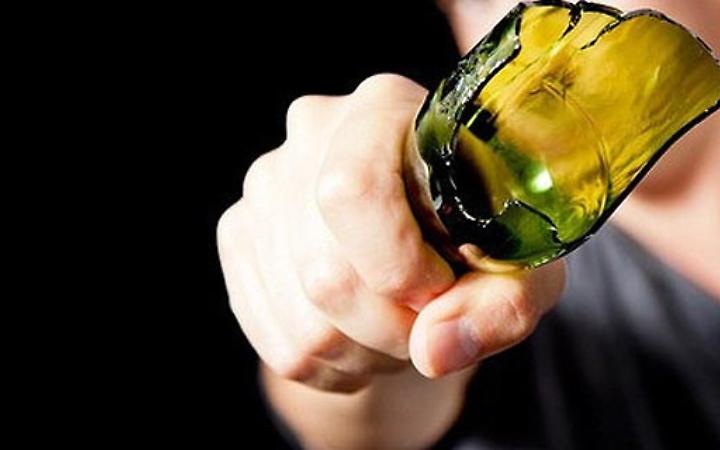 Bottiglia rotta in mano e minacce sul bus: attimi di paura sulla linea 10