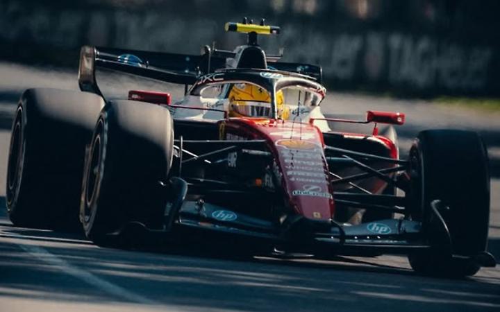 Lewis Hamilton e la Ferrari SF-26 