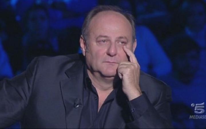 Gerry Scotti si commuove durante la puntata, il vincitore: "I 200 mila euro li user&ograve; per l'oncologia pediatrica di Taranto"